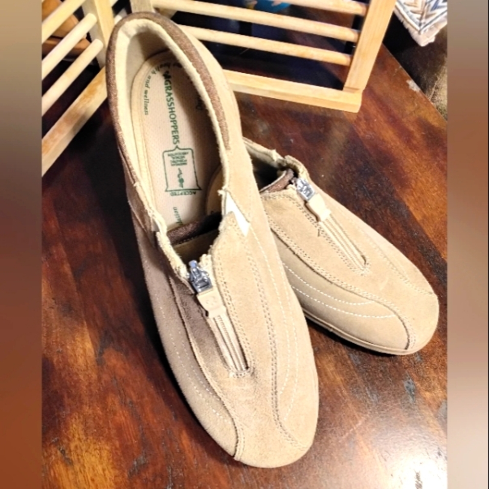 Grasshoppers Shoes Womens 7M Slip On Sneakers Tan Suede Comfort Low Top